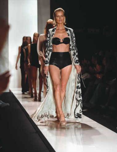 Adriana Degreas aposta em biquínis comportados e visual vintage
