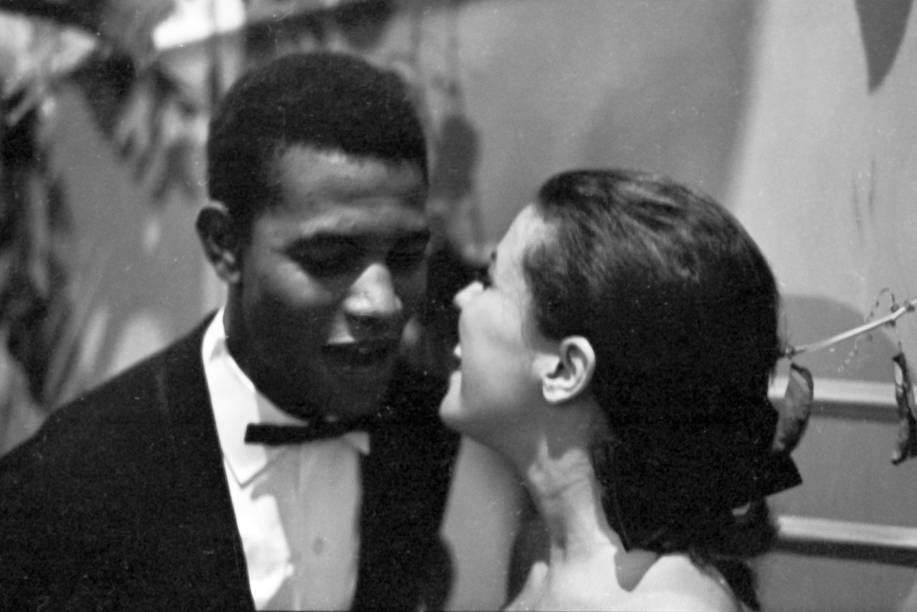 O cantor com Elis Regina na festa de entrega do Trof&eacute;u Roquete Pinto, no Teatro Record, em 1966