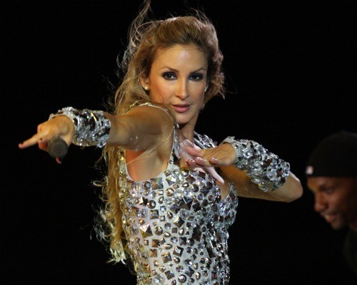 Livro de Claudia Leitte foi cancelado em 2015, diz empresa