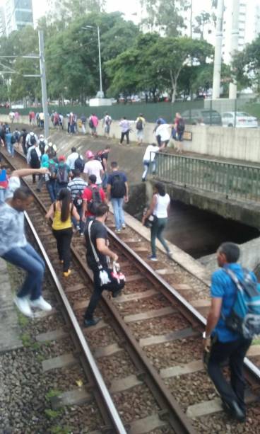 Pessoas andam nos trilhos do trem Pessoas andam nos trilhos do trem