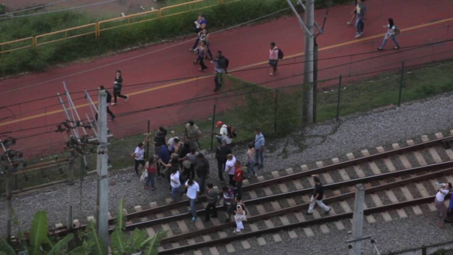 Passageiros caminham pela linha da CPTM próximo à estação Pinheiros após falha técnica em trem Passageiros caminham pela linha da CPTM próximo à estação Pinheiros após falha técnica em trem