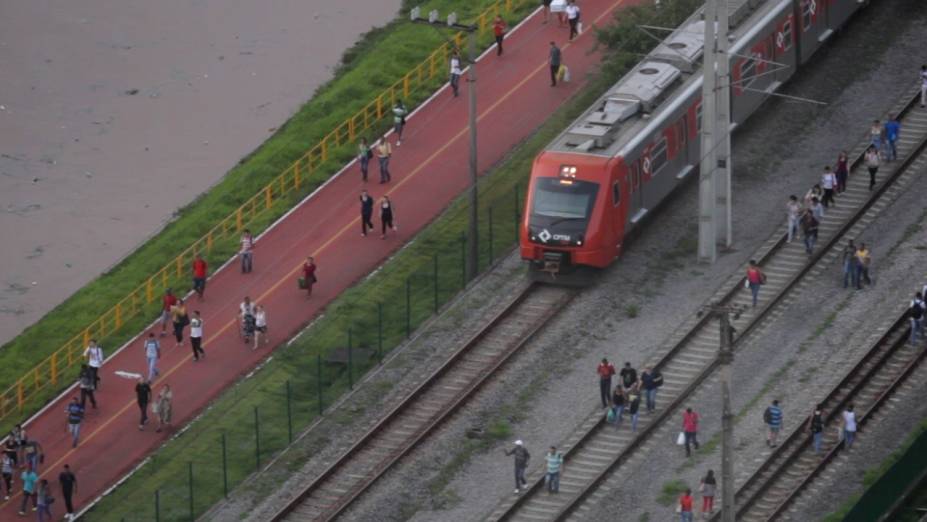 Passageiros caminham pela linha da CPTM próximo à estação Pinheiros após falha técnica em trem Passageiros caminham pela linha da CPTM próximo à estação Pinheiros após falha técnica em trem