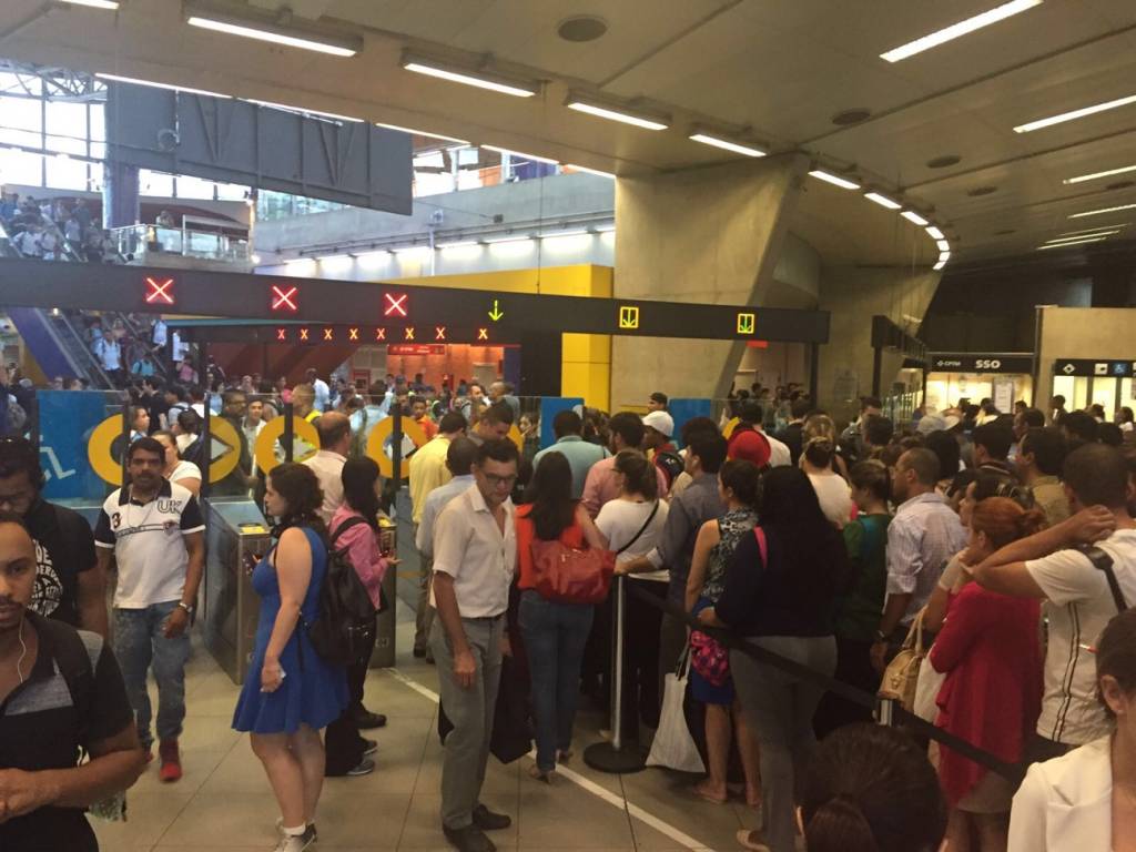 Estação Pinheiros é fechada após falha técnica na linha do trem