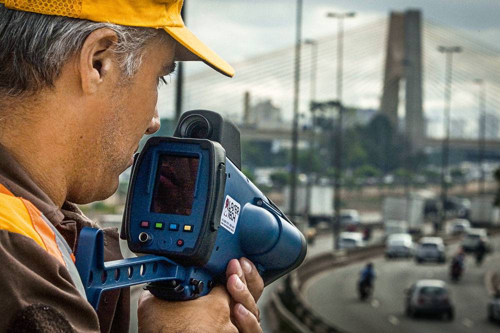 Nova lei de trânsito prevê novas placas e até multa para pedestre