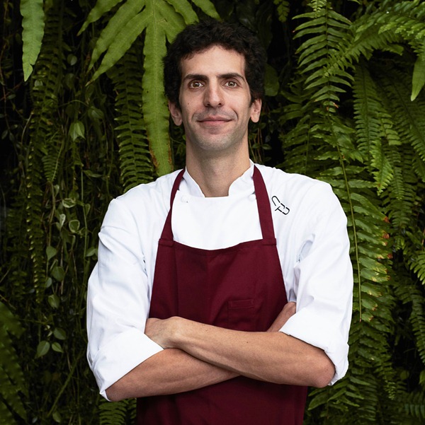 Eleito Chef Revelação na última edição de VEJA Comer & Beber, o Ivan Ralston comanda o Tuju Eleito Chef Revelação na última edição de VEJA Comer & Beber, o Ivan Ralston comanda o Tuju