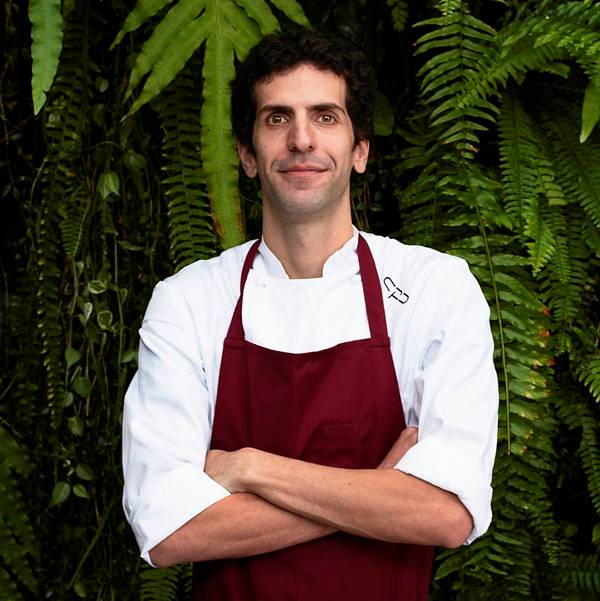 Eleito Chef Revela&ccedil;&atilde;o na &uacute;ltima edi&ccedil;&atilde;o de VEJA Comer & Beber, o Ivan Ralston comanda o Tuju