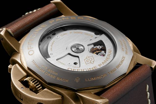 Verso do Luminor Submersible 1950 Automatic Bronzo(R$ 41 600,00): a Panerai foi a pioneira no uso do metal sujeito à oxidação Verso do Luminor Submersible 1950 Automatic Bronzo(R$ 41 600,00): a Panerai foi a pioneira no uso do metal sujeito à oxidação