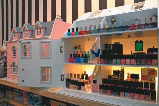 Esmaltes de cores as mais variadas fazem a cabeça (e as mãos) das paulistanas