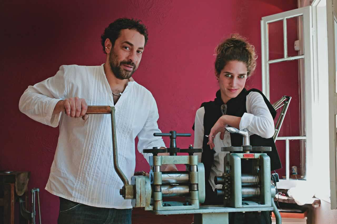 Casais confeccionam suas alianças em ateliê nos Jardins