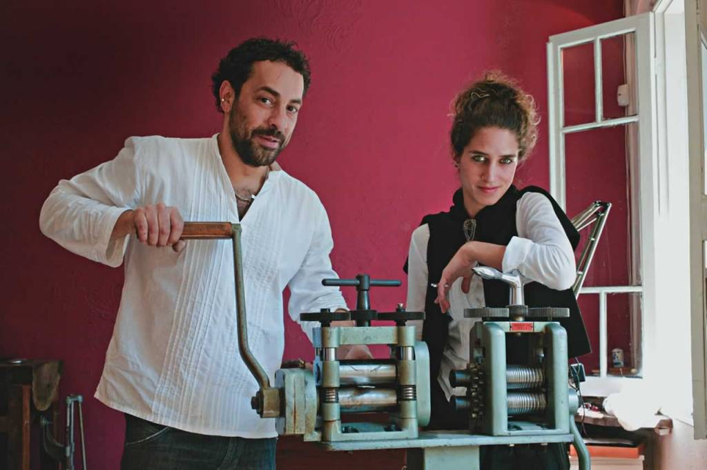 Casais confeccionam suas alianças em ateliê nos Jardins
