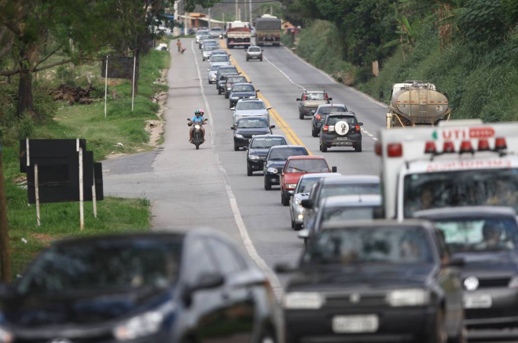 Acidente entre carro e caminhão deixa feridos na Fernão Dias