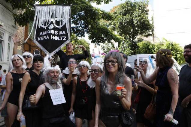 Grupo faz divertida homenagem a atriz Vera Holtz na Charanga do Fran&ccedil;a&nbsp;