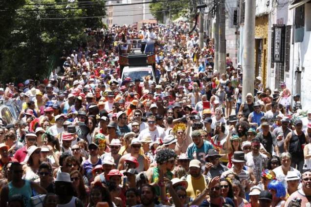 Foli&otilde;es se divertem no Esfarrapados