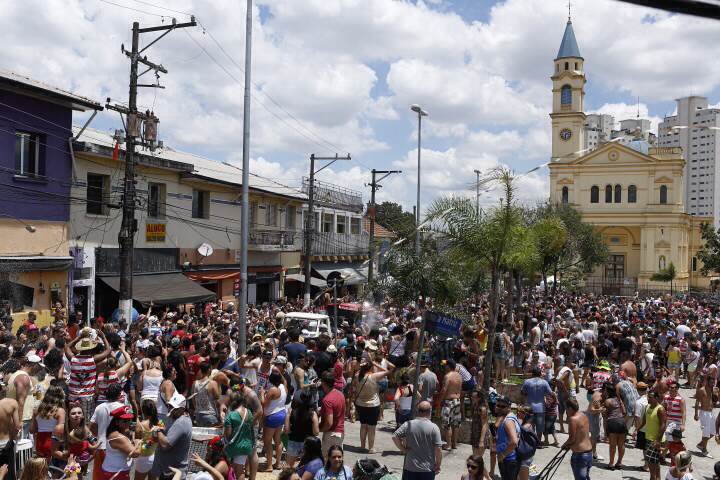 Foliões aproveitam o bloco Urubó, na Freguesia do Ó