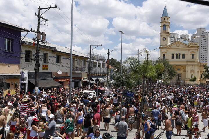 Foli&otilde;es aproveitam o bloco Urub&oacute;, na Freguesia do &Oacute;
