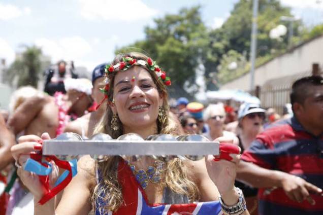 Foli&otilde;es aproveitam o bloco Urub&oacute;, na Freguesia do &Oacute;