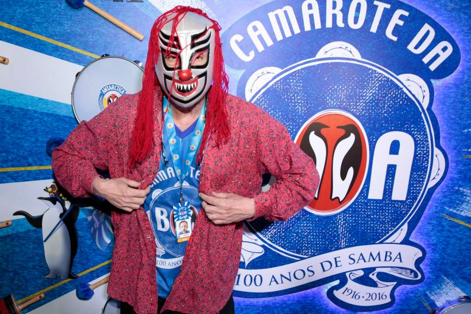 Usando uma máscara, que ele alternava com os óculos de sol, Tim Burton visita o Brasil e curte o Carnaval em camarote na Marquês de Sapucaí, no Rio de Janeiro Usando uma máscara, que ele alternava com os óculos de sol, Tim Burton visita o Brasil e curte o Carnaval em camarote na Marquês de Sapucaí, no Rio de Janeiro