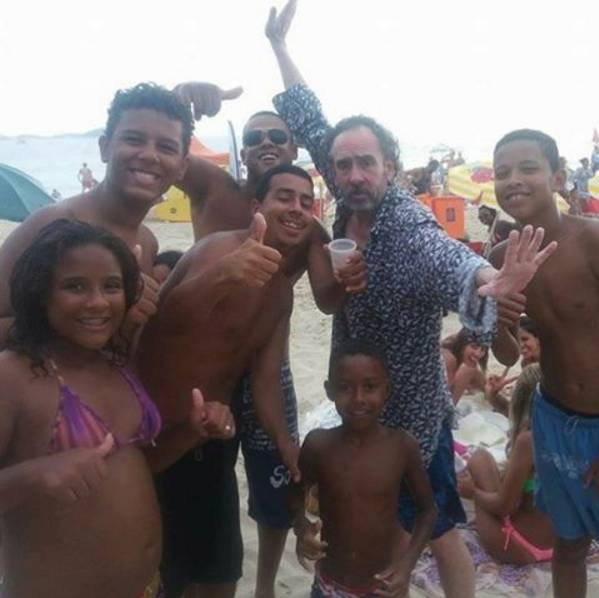 O norte-americano curtiu a folia at&eacute; o sol raiar e tirou muitas selfies com f&atilde;s na praia