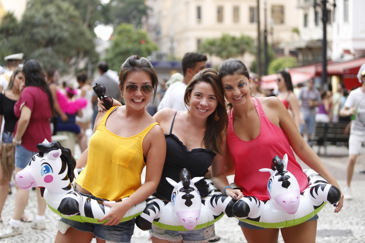 Trio usa fantasia infl&aacute;vel em bloco Domingo Ela N&atilde;o Vai