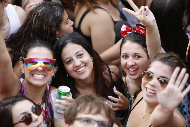 Meninas no bloco Domingo Ela N&atilde;o Vai, na Pra&ccedil;a do Patriarca