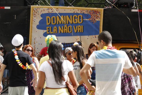 Bloco Domingo Ela N&atilde;o Vai estava marcado para o in&iacute;cio da tarde, na Pra&ccedil;a do Patriarca