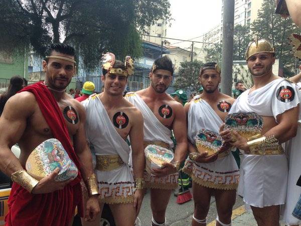 Foli&otilde;es do bloco Agrada Gregos, fantasiados de deuses, aguardando o in&iacute;cio do percurso do bloco na Avenida Treze de Maio&nbsp;