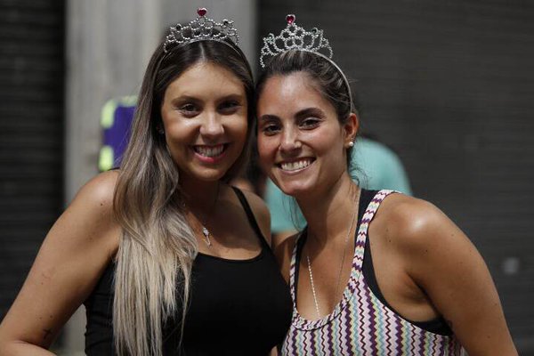 Jovens acompanham o bloco Domingo Ela N&atilde;o Vai