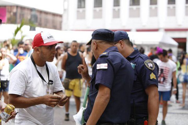 Fiscaliza&ccedil;&atilde;o a ambulante durante o bloco Domingo Ela N&atilde;o Vai, na Pra&ccedil;a do Patriarca