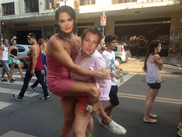 Angelina & Brad tamb&eacute;m curtem o Carnaval do bloco Desmanche, na Rua Augusta
