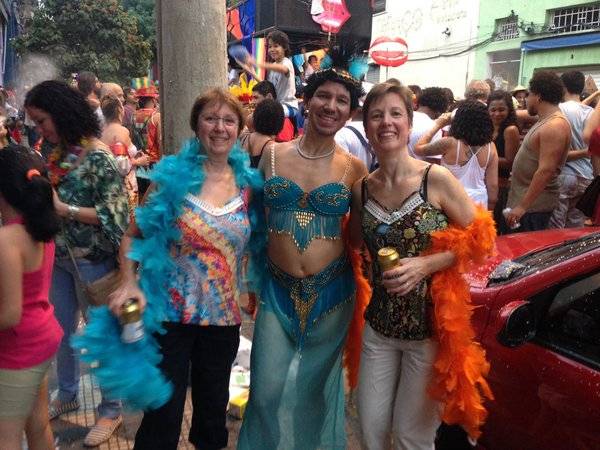 Fam&iacute;lia unida tamb&eacute;m no carnaval", &eacute; o que diz esse grupo que encontramos curtindo o Fu&aacute;