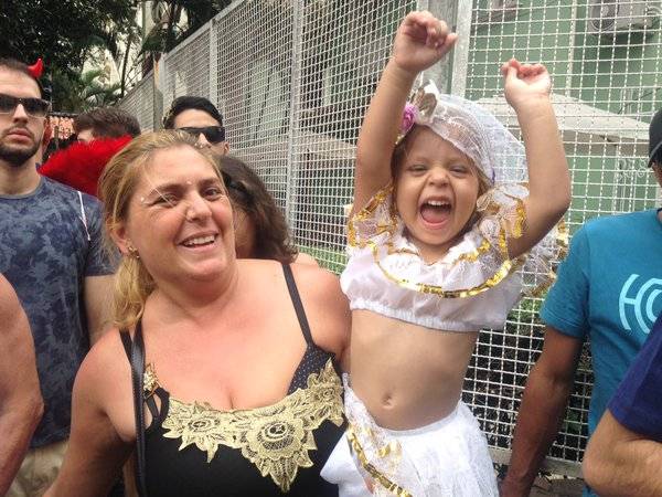 Crian&ccedil;a se diverte no bloco &nbsp;Agrada Gregos
