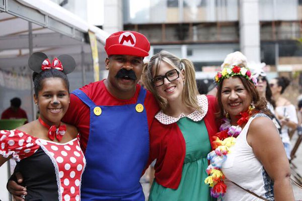 Foli&otilde;es fantasiados no bloco Domingo Ela N&atilde;o Vai