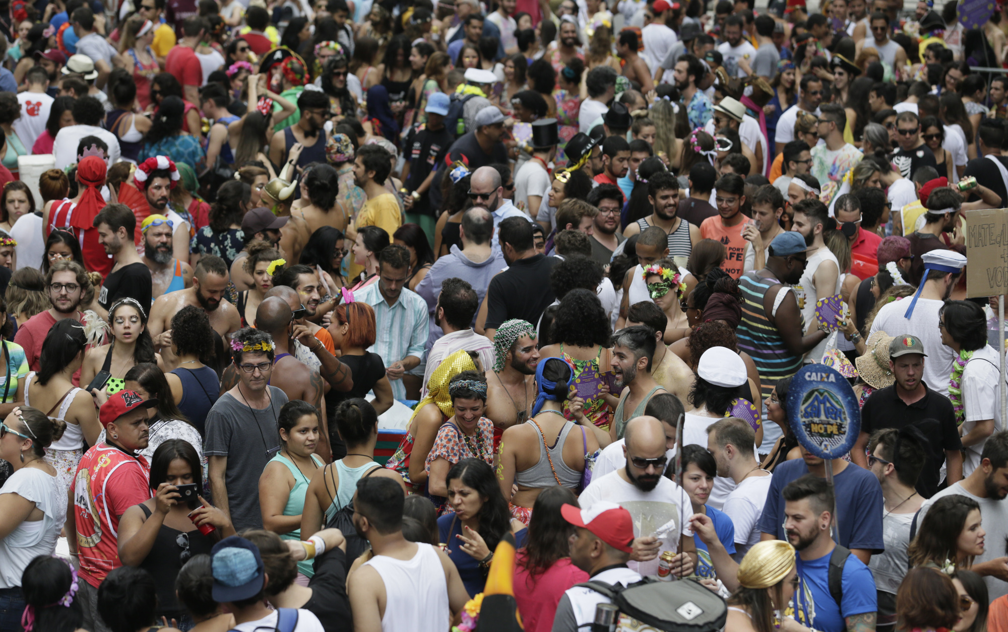 Foli&otilde;es curtem o s&aacute;bado (6) de muito sol e acompanham os blocos de carnaval na cidade