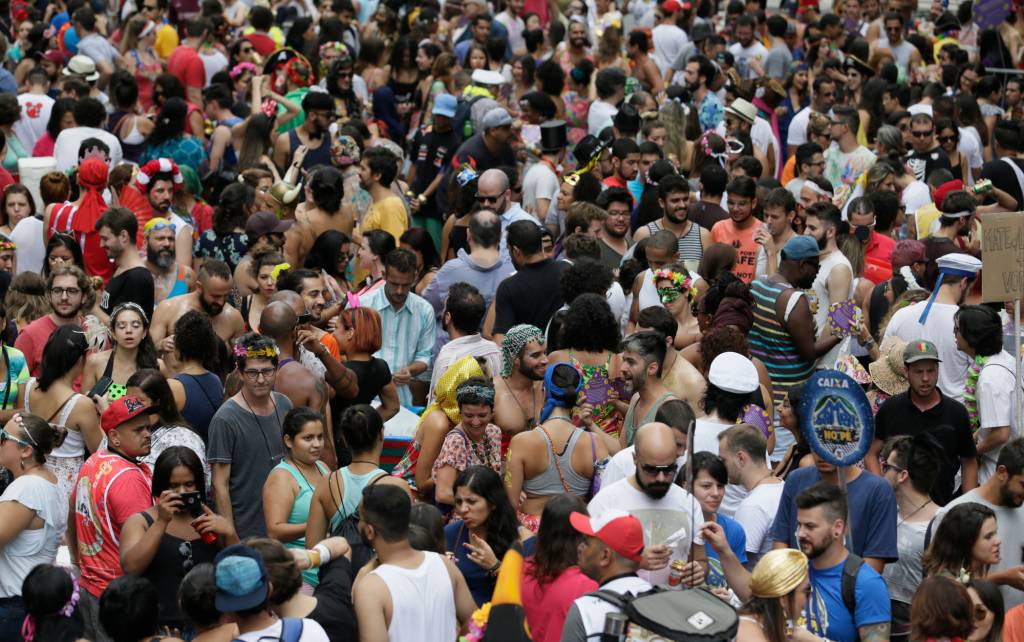 Foli&otilde;es curtem o s&aacute;bado (6) de muito sol e acompanham os blocos de carnaval na cidade