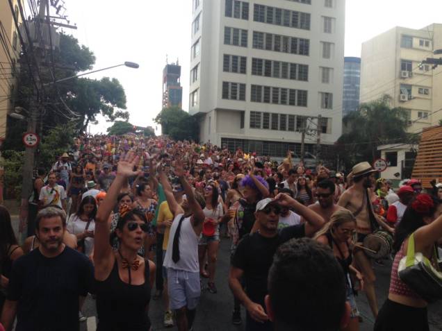 Multid&atilde;o acompanha o bloco Bastardo, em Pinheiros
