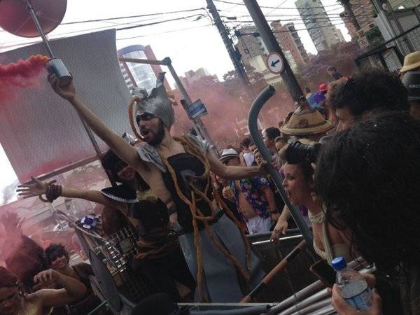 Foli&otilde;es se divertem no bloco Bastardo