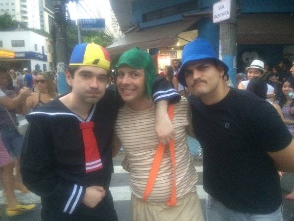No bloco Jegue El&eacute;trico, amigos usam fantasias inspiradas nos personagens do seriado Chaves