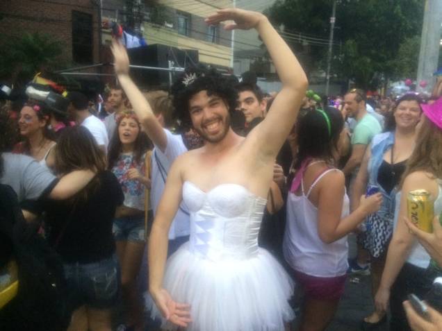 A fantasia de bailaria foi a escolha para este rapaz, que fez sucesso no bloco Jegue El&eacute;trico