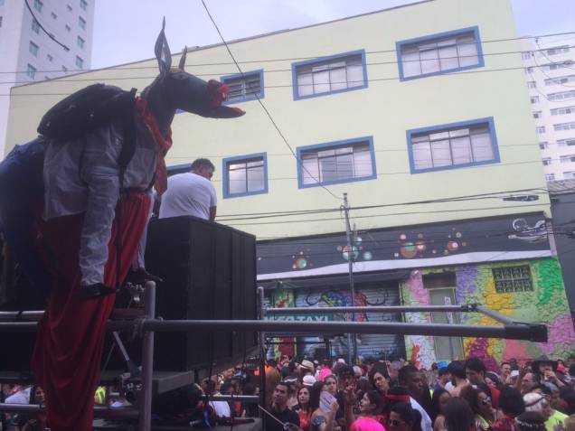 P&uacute;blico curte o bloco Jegue El&eacute;trico, em Pinheiros