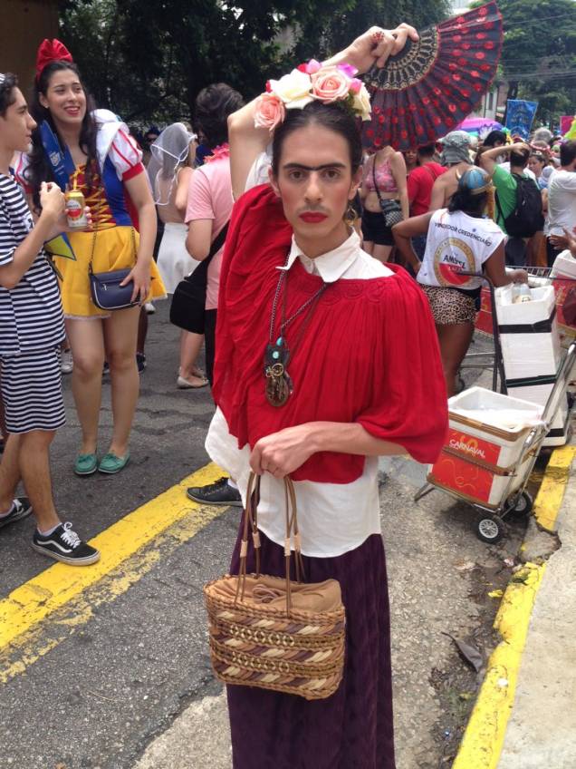 Na Rua Oscar Freire, Frida Khalo foi a fantasia para o rapaz que curtia o bloco Jo&atilde;o Capota na Alves