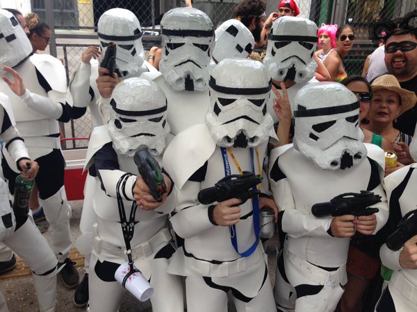 At&eacute; os stormtrooper de Star Wars foram curtir o bloco Jo&atilde;o Capota na Alves