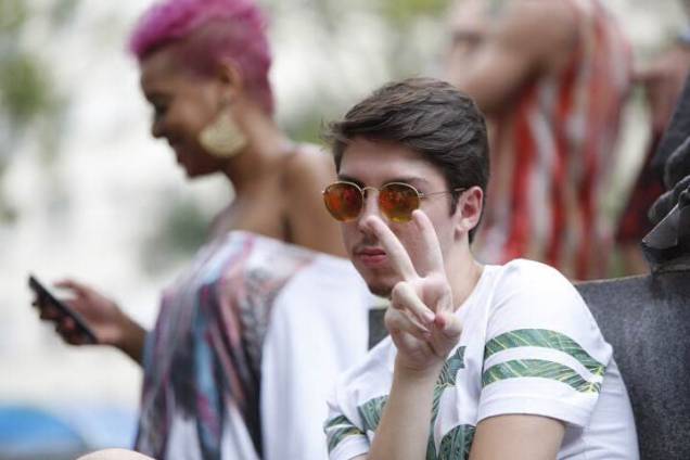 No Largo do Arouche, o bloco Minhoqueens reuniu foli&otilde;es de todas as idades