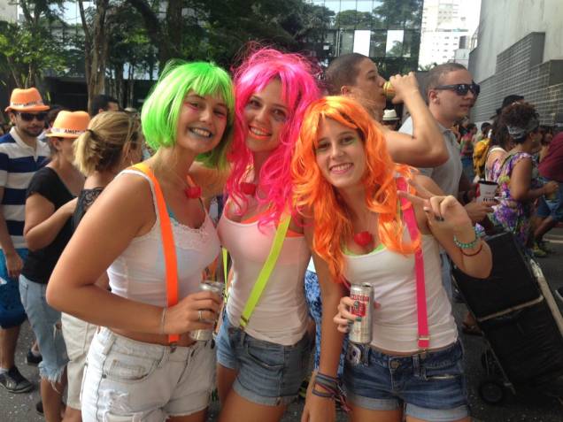 No Largo do Arouche, o bloco Minhoqueens reuniu foli&otilde;es de todas as idades