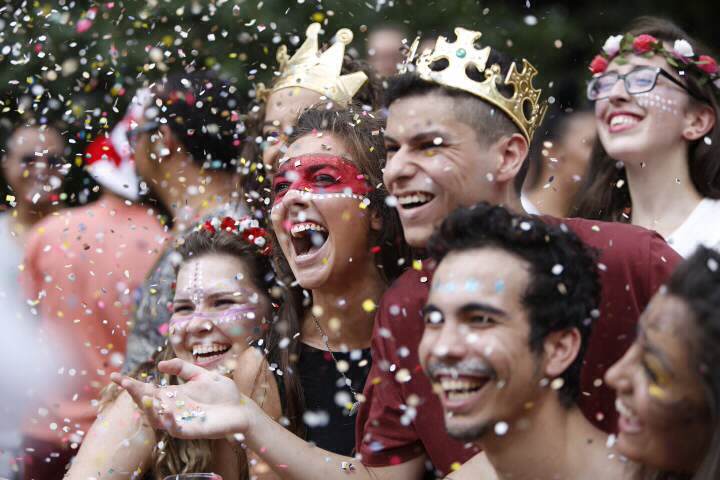 No Largo do Arouche, o bloco Minhoqueens reuniu foli&otilde;es de todas as idades