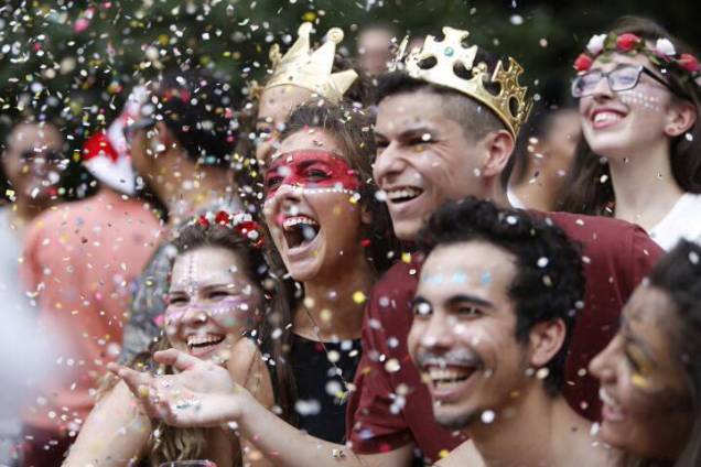 No Largo do Arouche, o bloco Minhoqueens reuniu foli&otilde;es de todas as idades