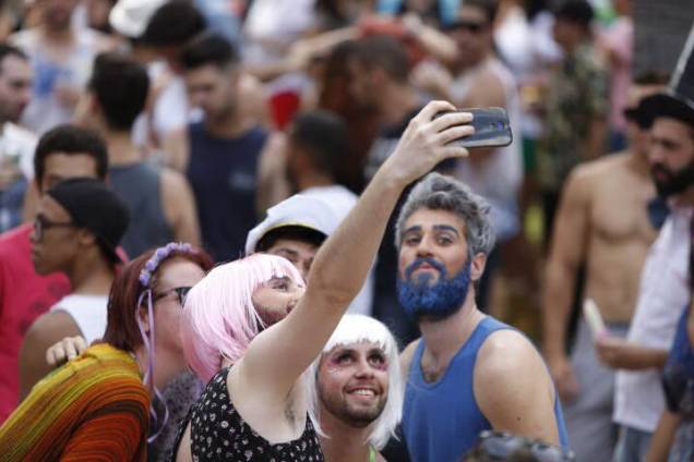 No Largo do Arouche, o bloco Minhoqueens reuniu foli&otilde;es de todas as idades