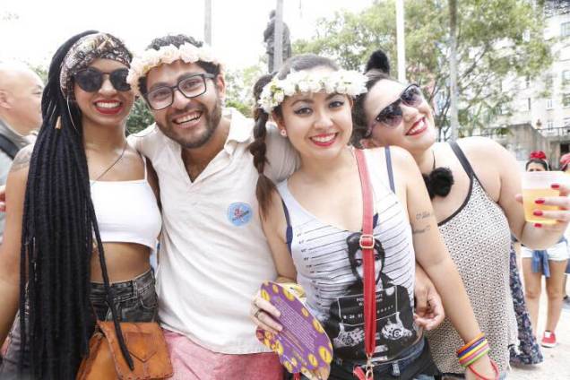 No Largo do Arouche, o bloco Minhoqueens reuniu foli&otilde;es de todas as idades