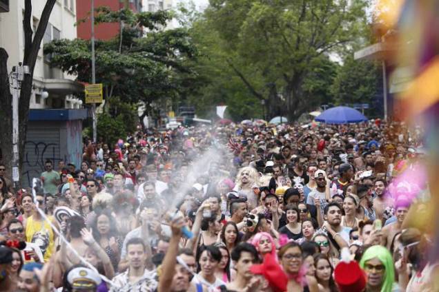No Largo do Arouche, o bloco Minhoqueens reuniu foli&otilde;es de todas as idades
