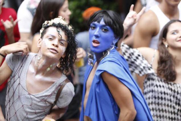 No Largo do Arouche, o bloco Minhoqueens reuniu foli&otilde;es de todas as idades