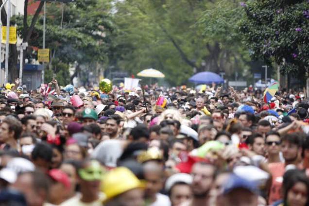 No Largo do Arouche, o bloco Minhoqueens reuniu foli&otilde;es de todas as idades